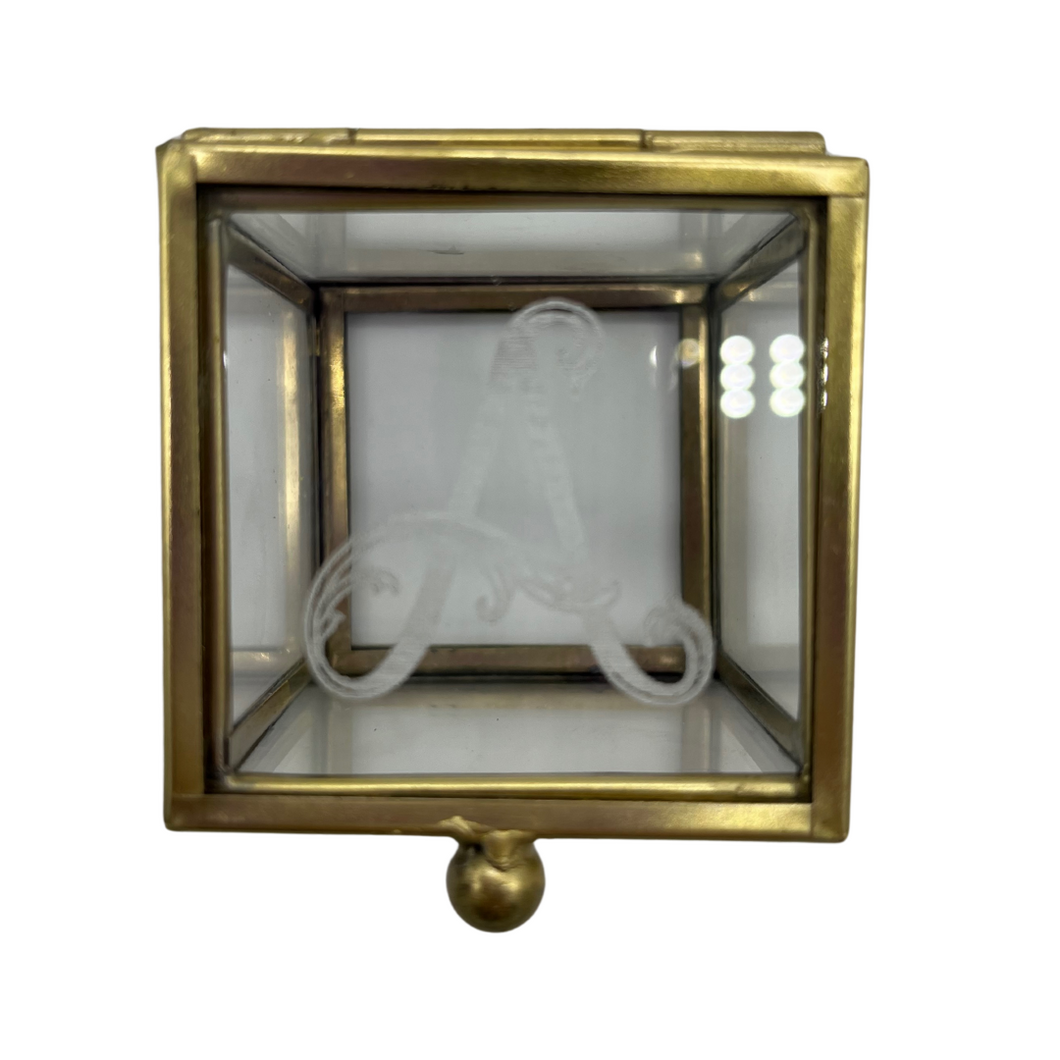 INITIAL GLASS BOX