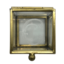 INITIAL GLASS BOX
