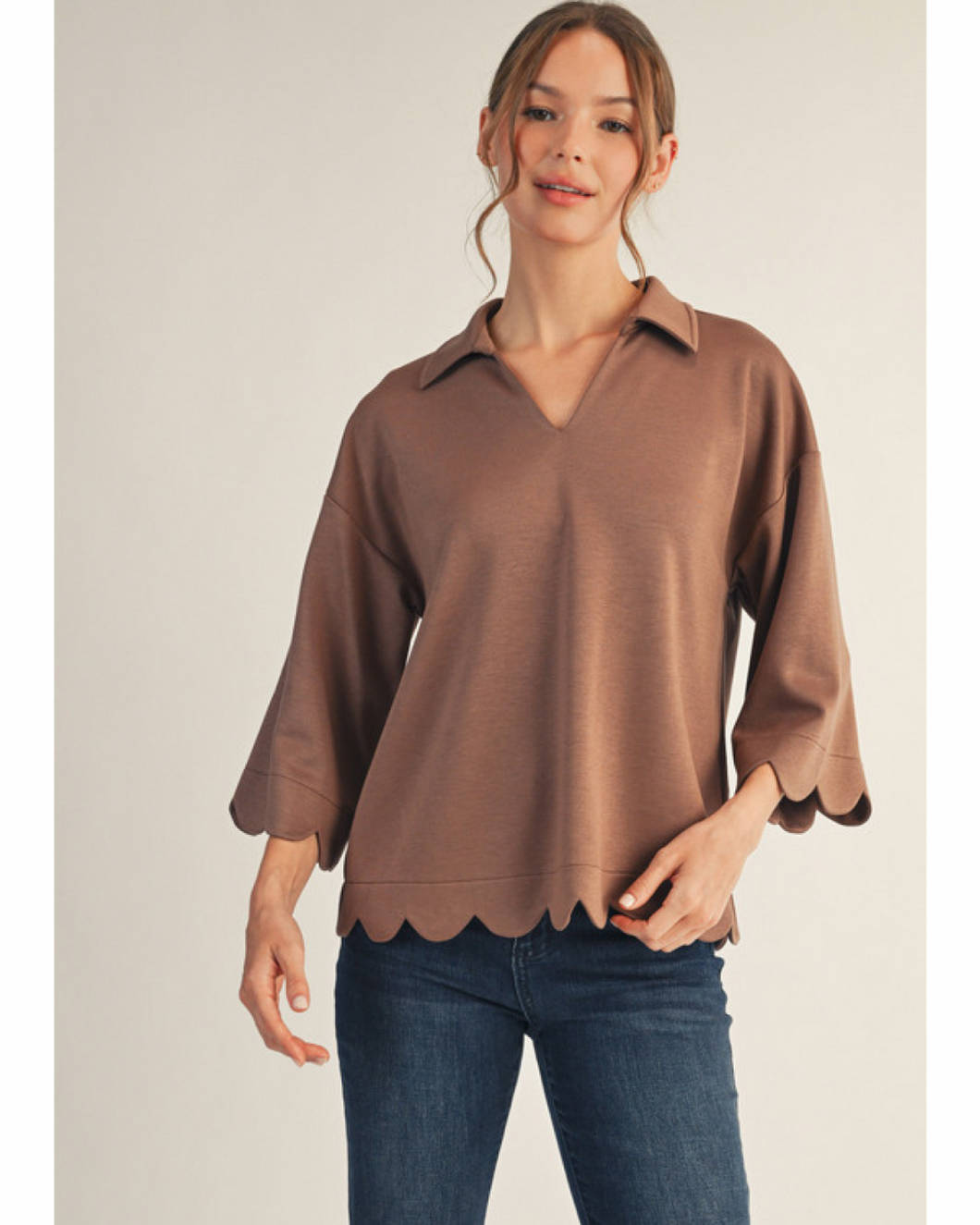 MOCHA SCALLOP HEM TOP