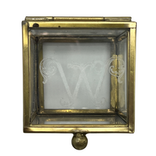 INITIAL GLASS BOX