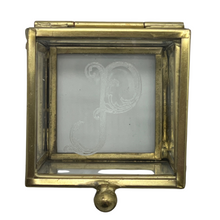 INITIAL GLASS BOX