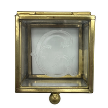 INITIAL GLASS BOX