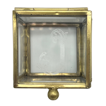 INITIAL GLASS BOX