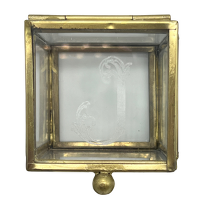 INITIAL GLASS BOX