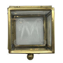 INITIAL GLASS BOX