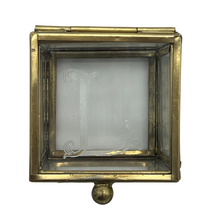 INITIAL GLASS BOX
