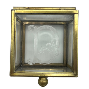 INITIAL GLASS BOX